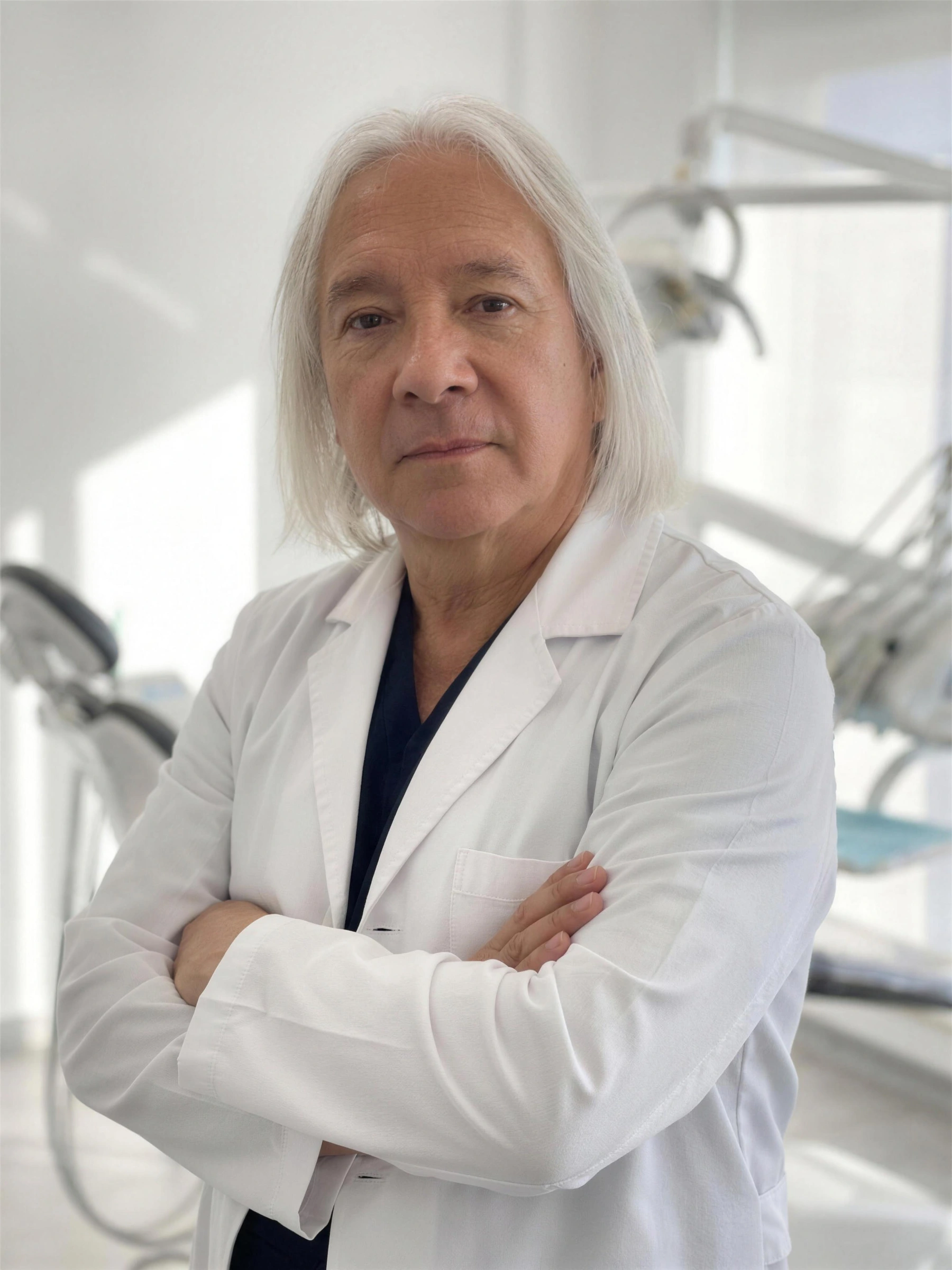 Dr. Gustavo López Ávila en la consulta
